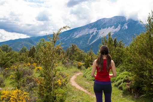 Wanderer betrachtet die Umgebung auf dem Camino Natural in Hoya de Huesca, Aragonien