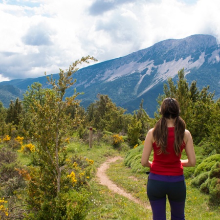 Osoba podziwiająca otoczenie na szlaku «Camino Natural» w regionie Hoya de Huesca, Aragonia