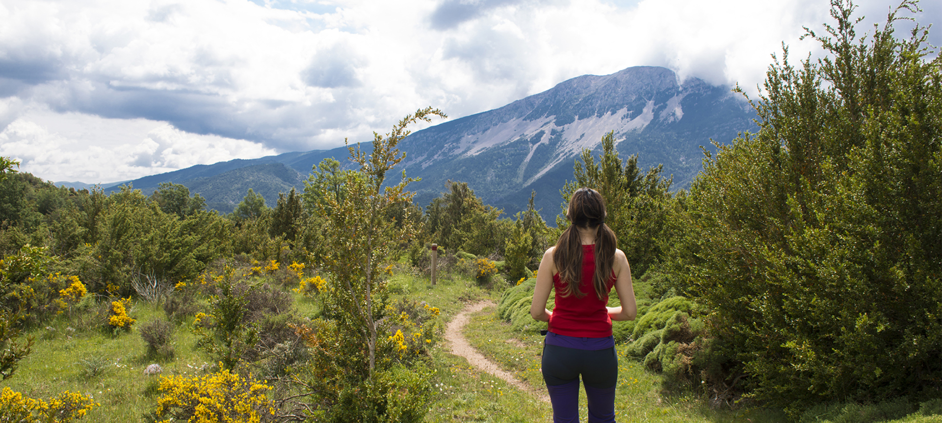Wanderer betrachtet die Umgebung auf dem Camino Natural in Hoya de Huesca, Aragonien Wanderer betrachtet die Umgebung auf dem Camino Natural in Hoya de Huesca, Aragonien