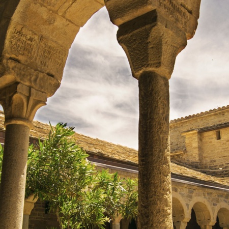 Claustro da Catedral de San Vicente de Roda de Isábena, em Huesca (Aragón)