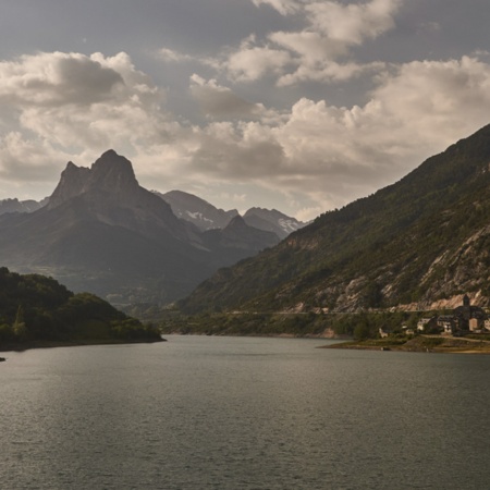 Lago de Sallent de Gállego, em Huesca (Aragón)