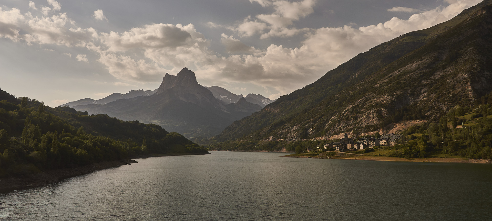 Lago de Sallent de Gállego, en Huesca (Aragón) Lago de Sallent de Gállego, en Huesca (Aragón)