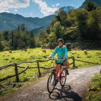 Fahrradfahrende Touristen auf der Senda del Oso, Asturien