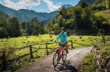 Un touriste à vélo sur la Senda del Oso, Asturies