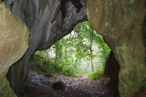 Grottes très singulières sur les plans géologique, géomorphologique et paysager, classées monument naturel. Dans les Asturies