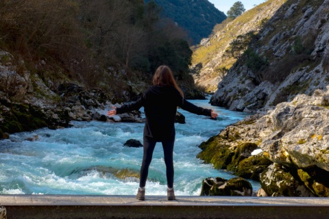 Junges Mädchen genießt die Aussicht auf den Fluss Cares in Asturien