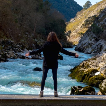 Chica joven disfrutando de las vistas del Río Cares en Asturias