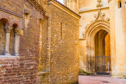 Iglesia de San Tirso junto a la Catedral de Oviedo.