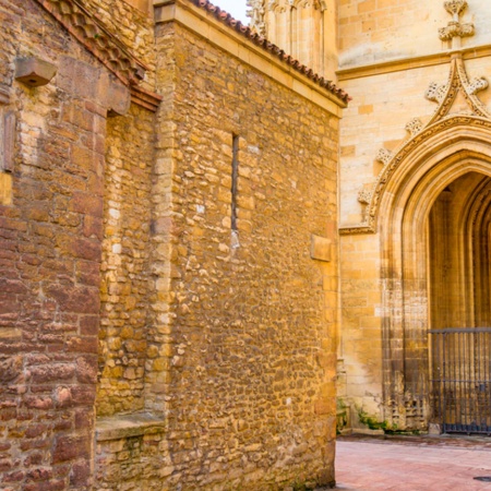 Igreja de San Tirso ao lado da Catedral de Oviedo.