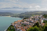 Veduta di Lastres con sullo sfondo il mare e i Picos de Europa. Asturie