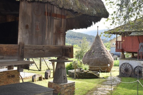 Typische asturische Bauten im Völkerkundemuseum „Pepe el Ferreiro“ in Grandas de Salime