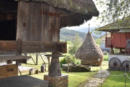 Constructions asturiennes typiques au musée ethnographique de Grandas de Salime « Pepe el Ferreiro »