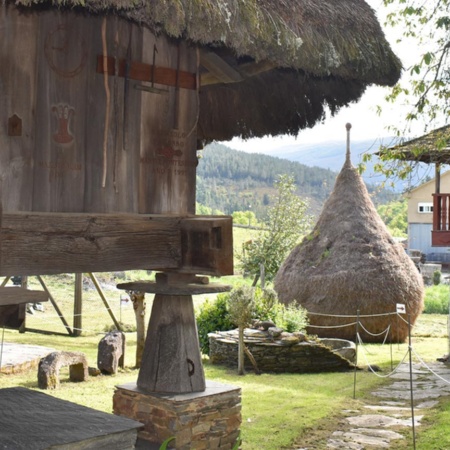 Typische asturische Bauten im Völkerkundemuseum „Pepe el Ferreiro“ in Grandas de Salime