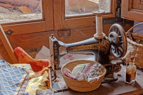 Museo Etnográfico del Oriente de Asturias. Máquina de coser y labores