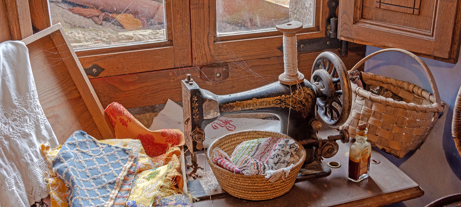 Museo Etnográfico del Oriente de Asturias. Máquina de coser y labores Museo Etnográfico del Oriente de Asturias. Máquina de coser y labores