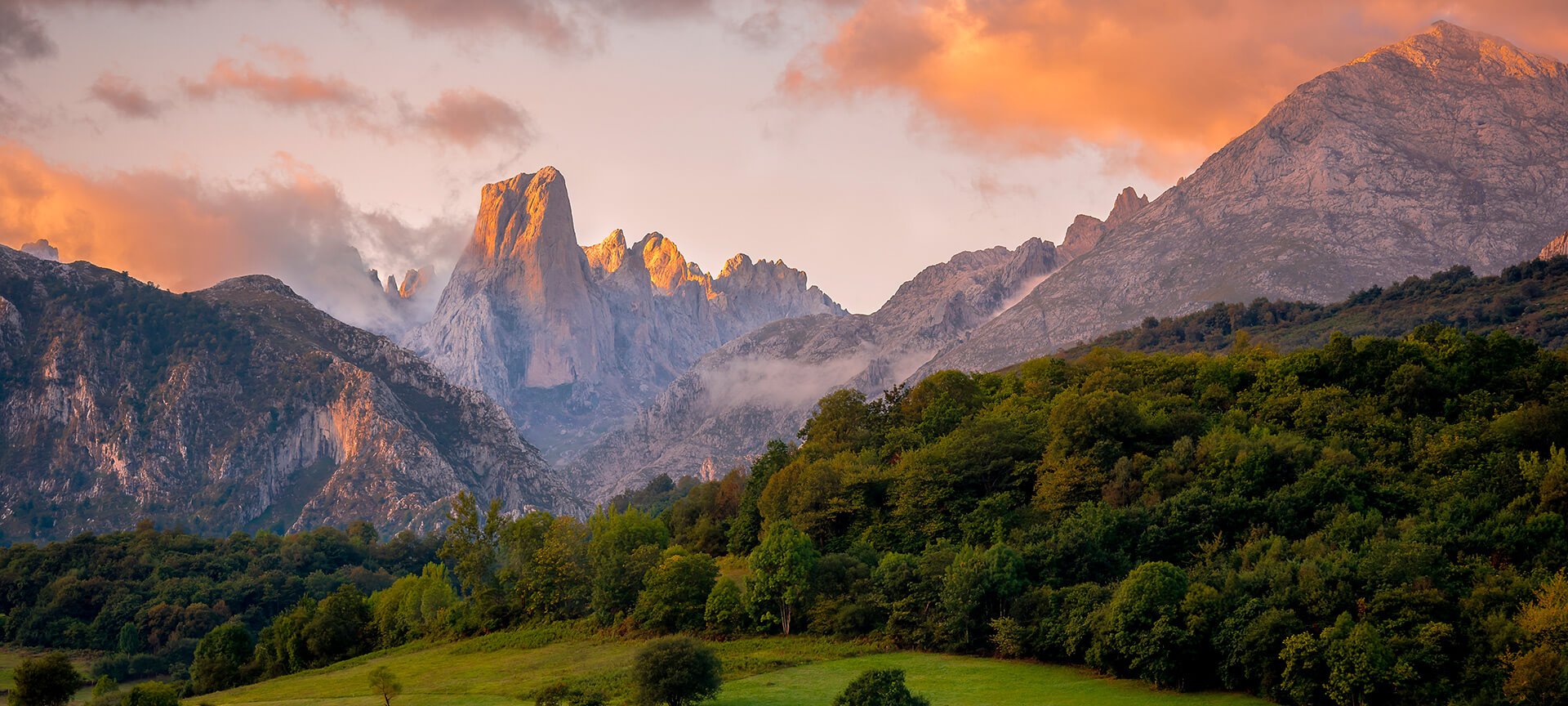 Naranjo de Bulnes o Picu Urriellu, nei Picos de Europa, Asturie Naranjo de Bulnes o Picu Urriellu, nei Picos de Europa, Asturie