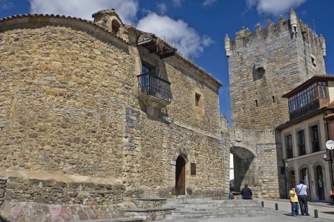 Muzeum Przedromańskie im. San Martín de Salas. Pałac Valdés. Salas. Asturia