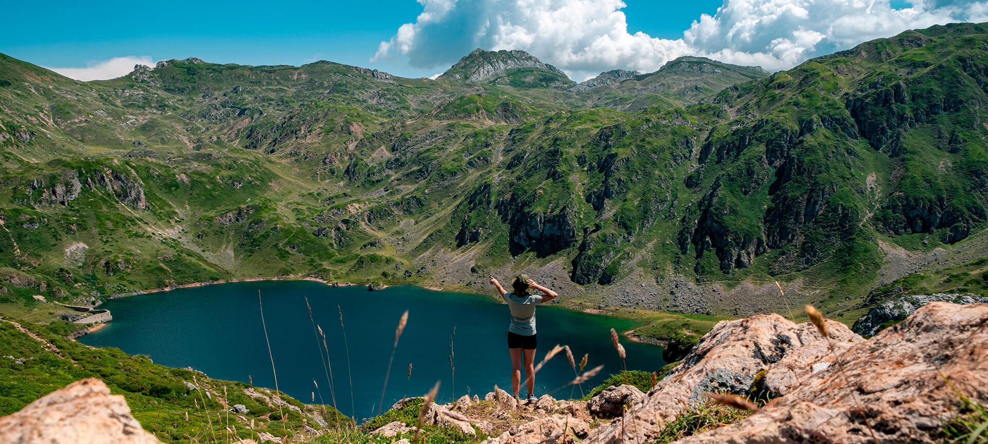 Osoba patrząca na jezioro Calabazosa w Obszarze Chronionego Krajobrazu w Somiedo Osoba patrząca na jezioro Calabazosa w Obszarze Chronionego Krajobrazu w Somiedo