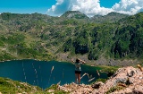 Persona che ammira il lago Calabazosa nel Parco naturale di Somiedo