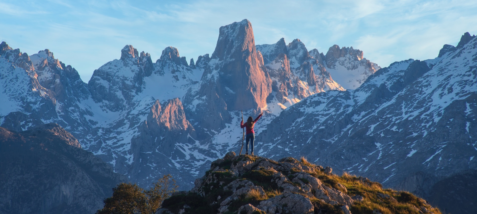 Un turista ammira il Naranjo de Bulnes, nelle Asturie