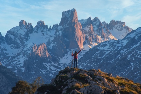 Tourist, der den Naranjo de Bulnes in Asturien bewundert