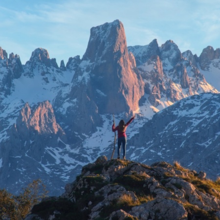 Tourist, der den Naranjo de Bulnes in Asturien bewundert