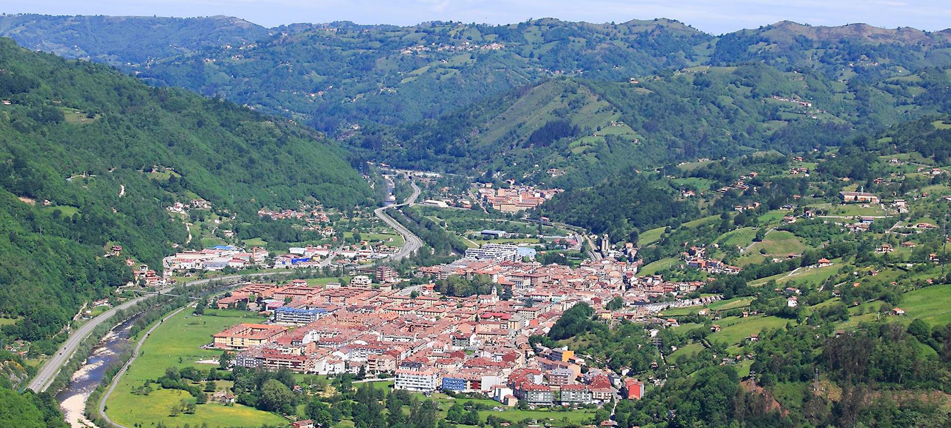 Vista geral de Pola de Laviana, Astúrias Vista geral de Pola de Laviana, Astúrias