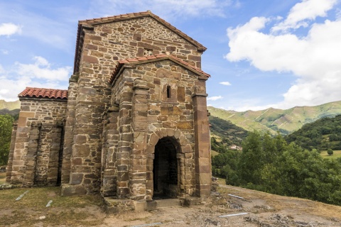 Церковь Санта-Кристина-де-Лена в Пола-де-Лена (Астурия).