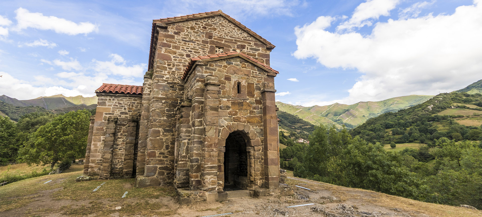 Iglesia de Santa Cristina de Lena, en Pola de Lena (Asturias) Iglesia de Santa Cristina de Lena, en Pola de Lena (Asturias)