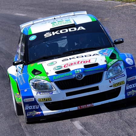 Coche participante durante el Rally Princesa de Asturias en Oviedo