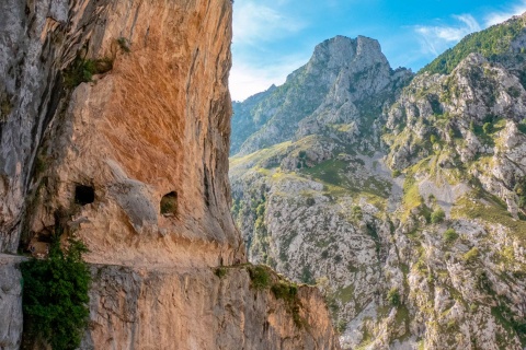 Escursionisti lungo l'itinerario del Cares