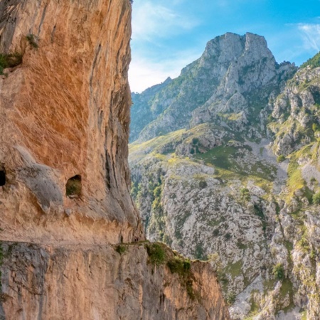 Turyści piesi na Ruta del Cares