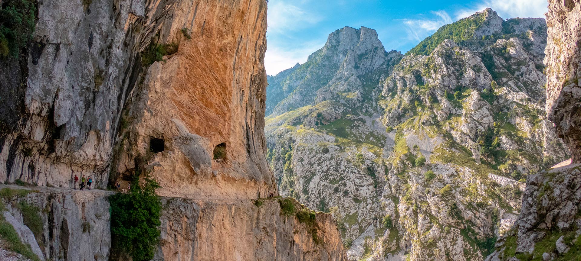 Escursionisti lungo l’itinerario del Cares Escursionisti lungo l’itinerario del Cares