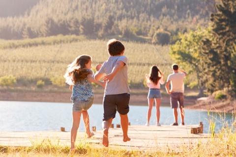 Familie im Urlaub auf dem Land 