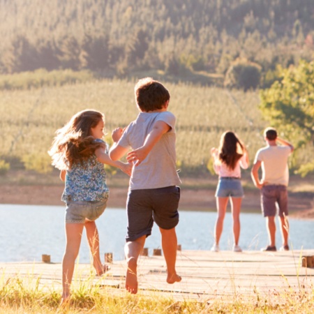 Família tirando férias rurais