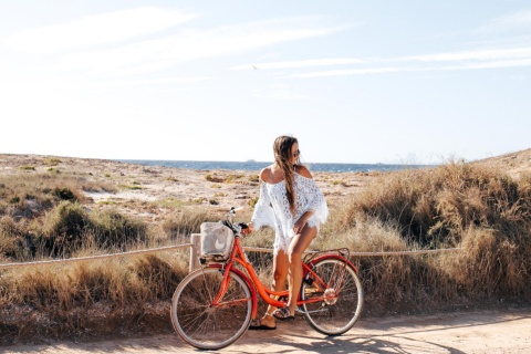 Turista de bicicleta em Formentera
