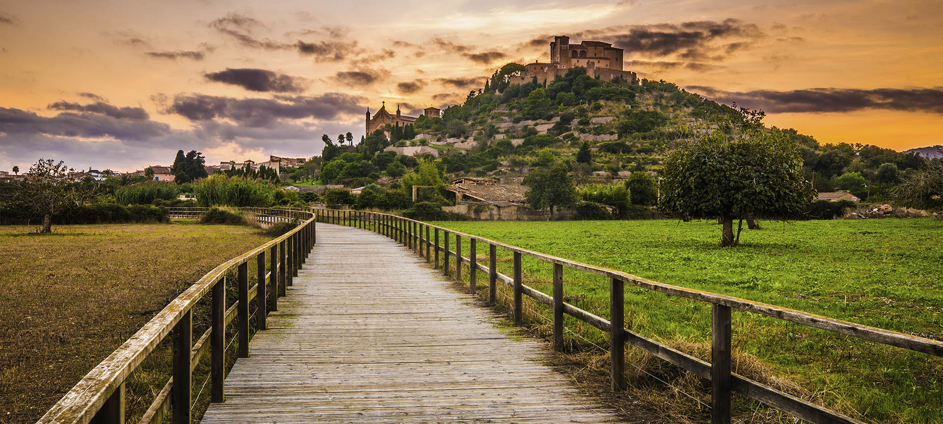 Widok na Artà (Majorka, Baleary) i zamek Sant Salvador