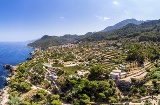 Panoramica di Banyalbufar (Maiorca, Isole Baleari) con i tipici bar all'aperto