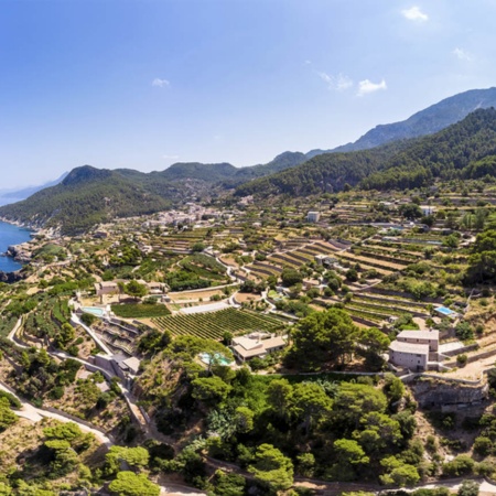 Panoramablick auf Banyalbufar (Mallorca, Balearen) und seine charakteristischen Terrassen