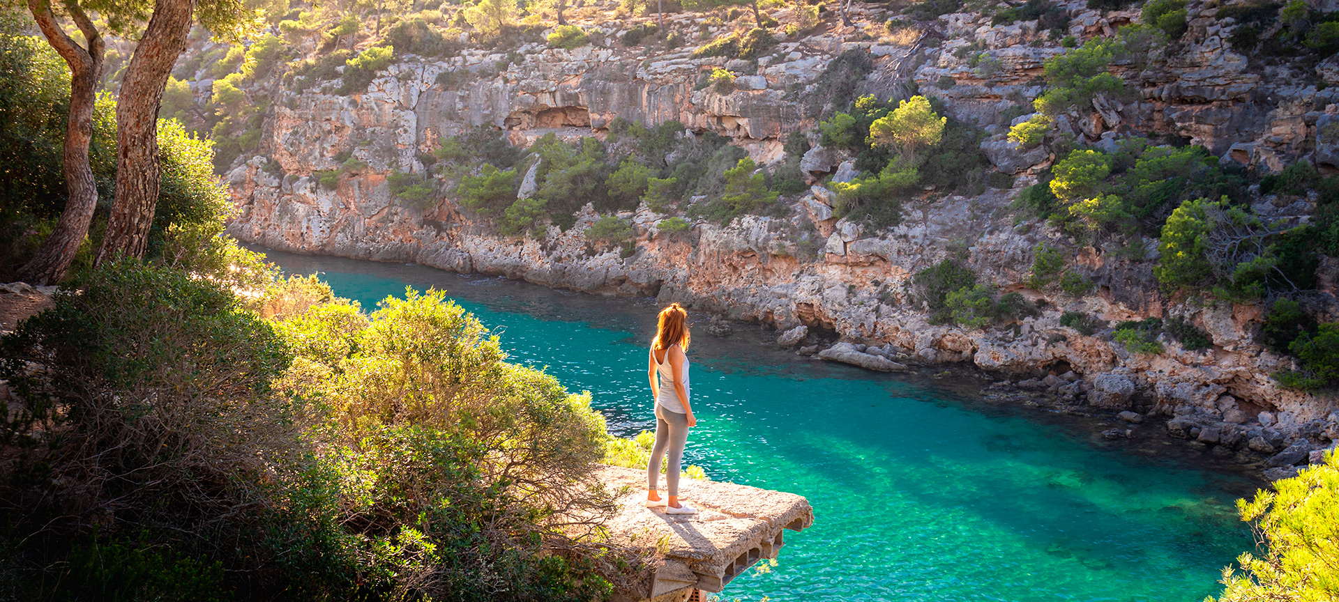 Touriste contemplant Cala Pi à Majorque, Îles Baléares Touriste contemplant Cala Pi à Majorque, Îles Baléares