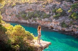 Turista che ammira Cala del Pi a Maiorca, Isole Baleari