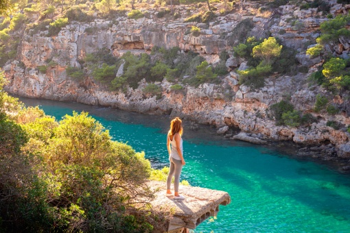 Turista che ammira Cala del Pi a Maiorca, Isole Baleari