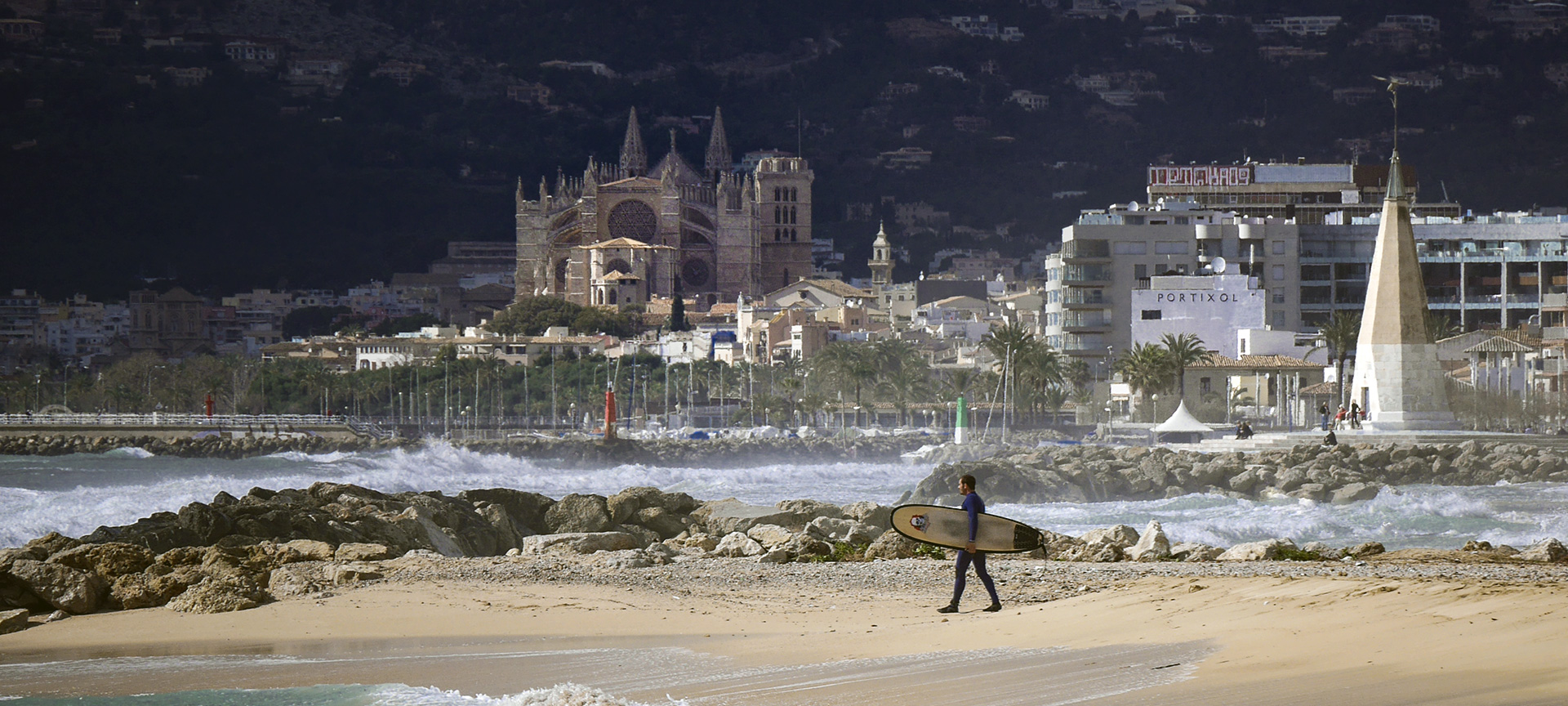 Пляж на Пальме с видом на кафедральный собор