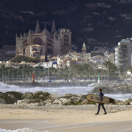 Plaża Palma z widokiem na katedrę