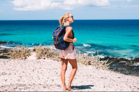 Ragazza su una spiaggia di Minorca, isole Baleari