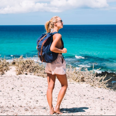 Ragazza su una spiaggia di Minorca, isole Baleari