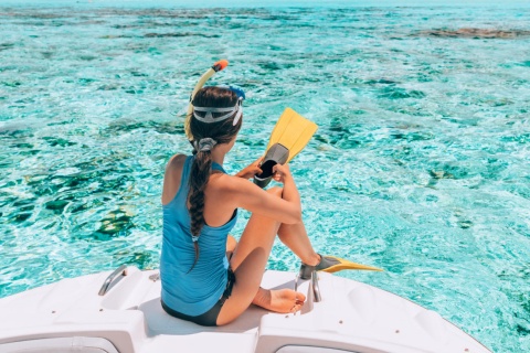 Une jeune fille fait du snorkelling à Minorque, îles Baléares
