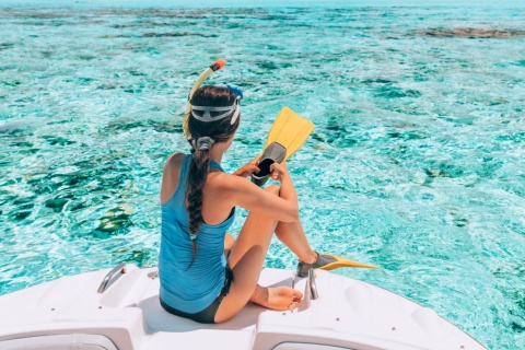 Moça fazendo snorkel em Menorca, Ilhas Baleares