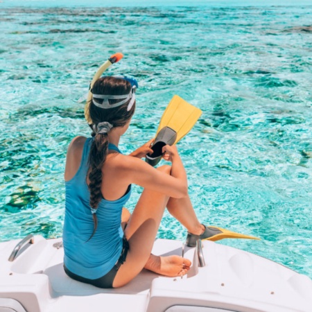 Moça fazendo snorkel em Menorca, Ilhas Baleares