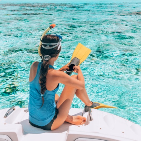 Une jeune fille fait du snorkelling à Minorque, îles Baléares